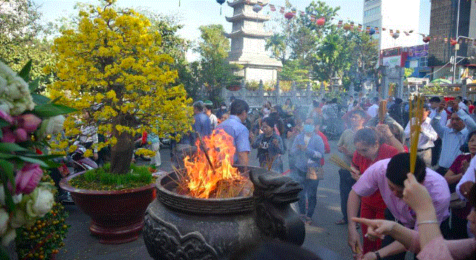 Người dân đi lễ chùa cầu an đầu năm mới ở TP.HCM - 2