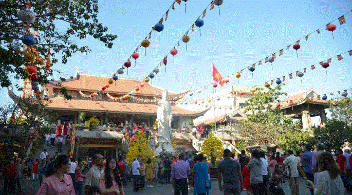 Người dân đi lễ chùa cầu an đầu năm mới ở TP.HCM - 1