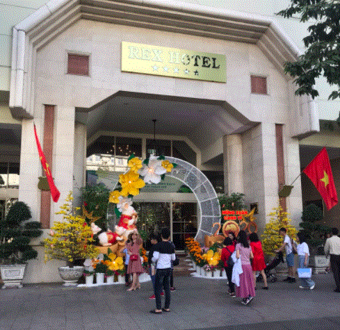 Người dân đi lễ chùa cầu an đầu năm mới ở TP.HCM - 7