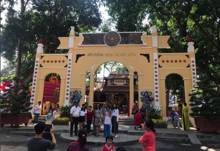 Người dân đi lễ chùa cầu an đầu năm mới ở TP.HCM - 3