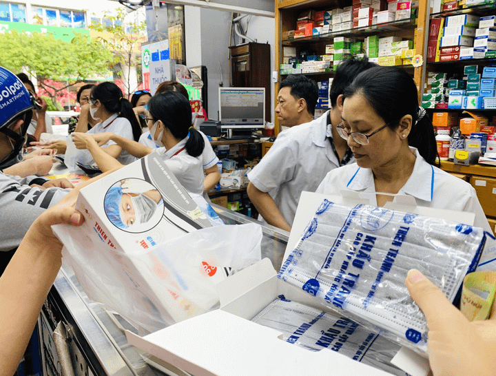 Khẩu trang các loại ở TP.HCM 'cháy hàng' ngay trong 3 ngày Tết - 3