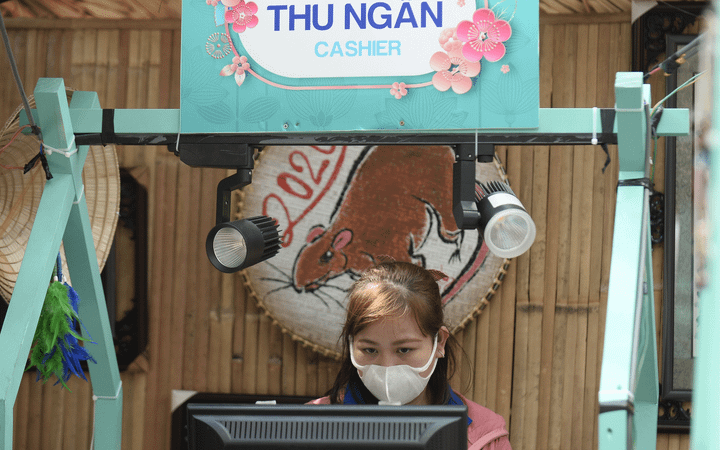 Khẩu trang các loại ở TP.HCM 'cháy hàng' ngay trong 3 ngày Tết - 9