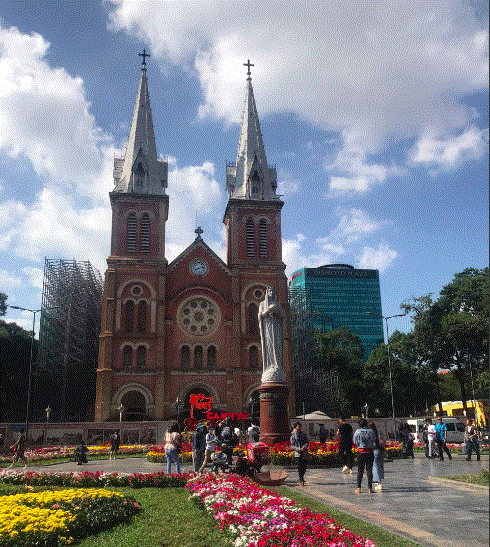 Người dân đi lễ chùa cầu an đầu năm mới ở TP.HCM - 6