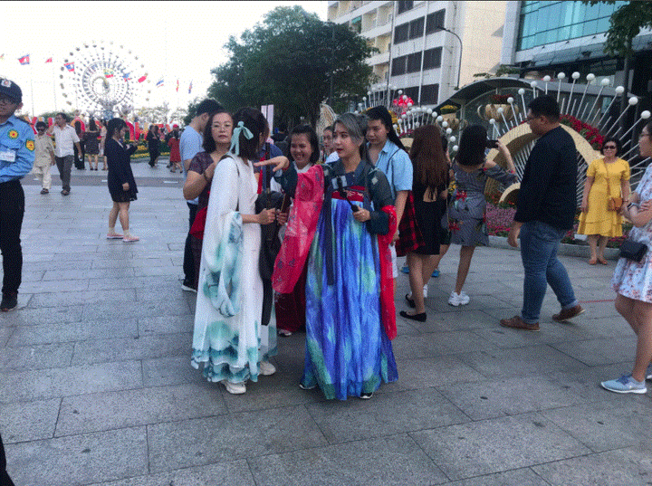 Người dân đổ xô về du xuân đầu năm ở Đường hoa Nguyễn Huệ - 5