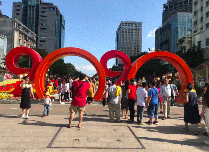 Người dân đổ xô về du xuân đầu năm ở Đường hoa Nguyễn Huệ - 4