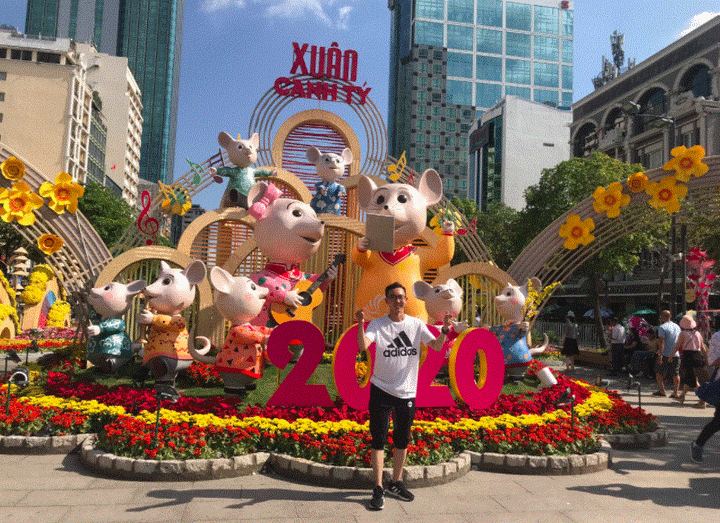 Người dân đổ xô về du xuân đầu năm ở Đường hoa Nguyễn Huệ - 1