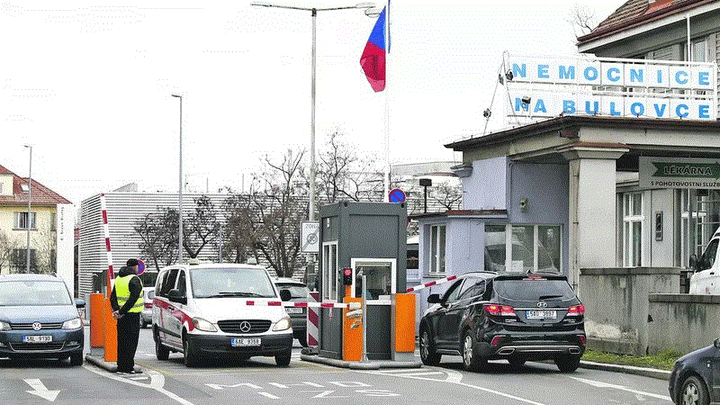 Ba người tại Séc đang được theo dõi do nghi nhiễm virus corona - 1