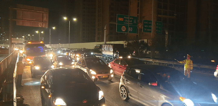 Đường về Hà Nội ùn tắc tới khuya, CSGT căng mình phân luồng đêm mùng 4 Tết - 1