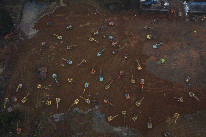 Vũ Hán trong kỳ nghỉ Tết hoảng loạn: Đường phố, nhà xe hoang vắng - bệnh viện, siêu thị chật kín người - 3