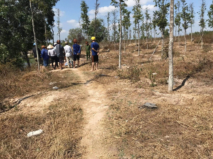 Thanh niên nghi bị sát hại, gục chết cạnh xe máy trong bãi đất trống - 1