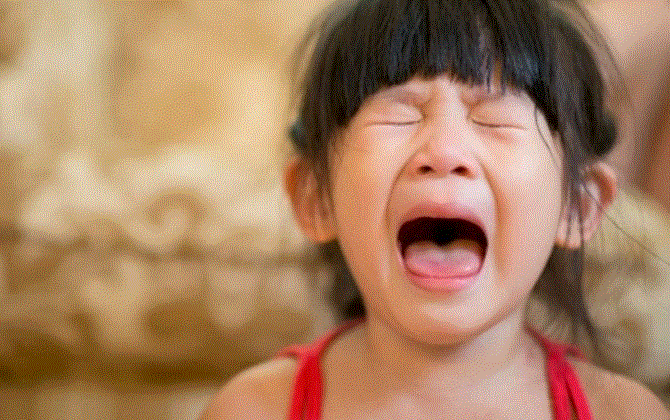 Đến nhà chúc Tết, méo mặt vì bị cháu sếp ăn vạ chê mừng tuổi ít - 1