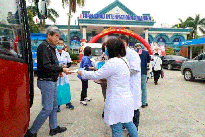 Du khách đeo khẩu trang phòng dịch corona khi tham quan vịnh Hạ Long - 1