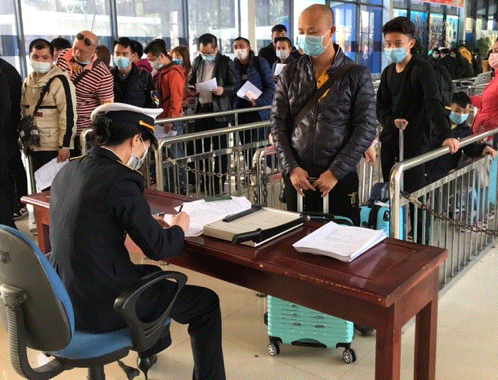 Du khách đeo khẩu trang phòng dịch corona khi tham quan vịnh Hạ Long - 6