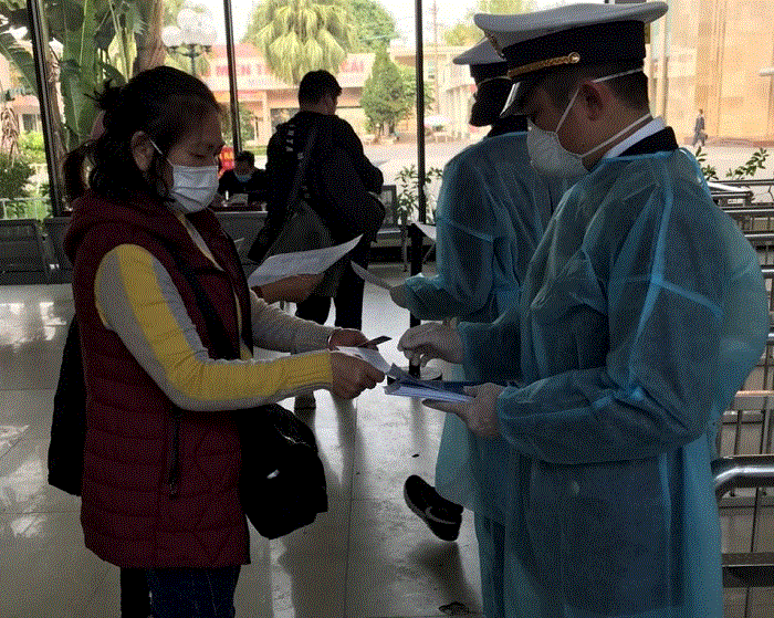 Du khách đeo khẩu trang phòng dịch corona khi tham quan vịnh Hạ Long - 7