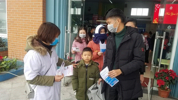 Du khách đeo khẩu trang phòng dịch corona khi tham quan vịnh Hạ Long - 4