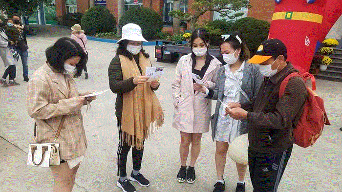 Du khách đeo khẩu trang phòng dịch corona khi tham quan vịnh Hạ Long - 5