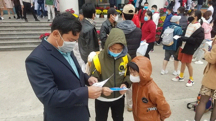 Du khách đeo khẩu trang phòng dịch corona khi tham quan vịnh Hạ Long - 2