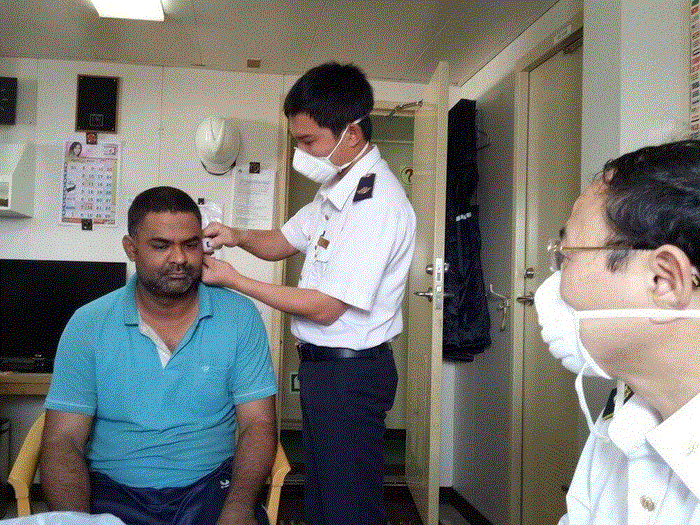 Kiểm tra thân nhiệt lao động Trung Quốc theo tàu thủy vào Formosa, Hà Tĩnh - 1