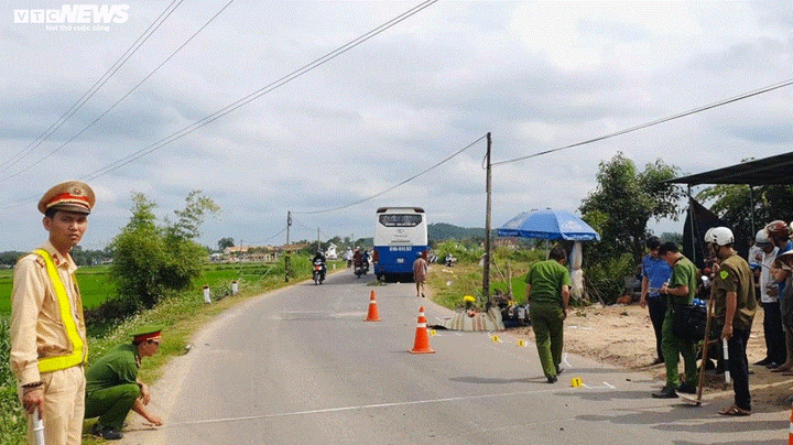 Xe khách tông mạnh xe máy đi cùng chiều, người đàn ông bị cán chết ngày mùng 4 Tết - 1