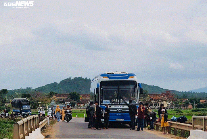 Xe khách tông mạnh xe máy đi cùng chiều, người đàn ông bị cán chết ngày mùng 4 Tết - 2