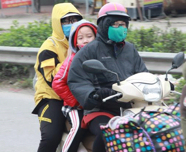 Bến xe vắng khách, trẻ nhỏ vật vã trên xe máy trở lại Hà Nội trong ngày cuối cùng nghỉ Tết - 4