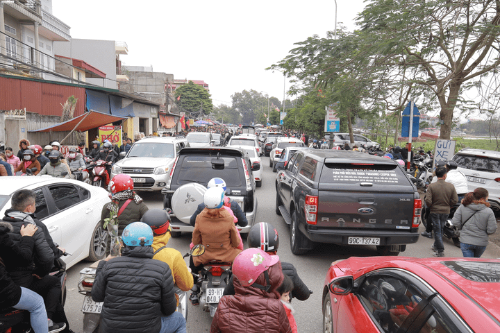 Hàng vạn người chen chân 'vay nợ' Bà Chúa Kho ngày mùng 5 Tết - 8