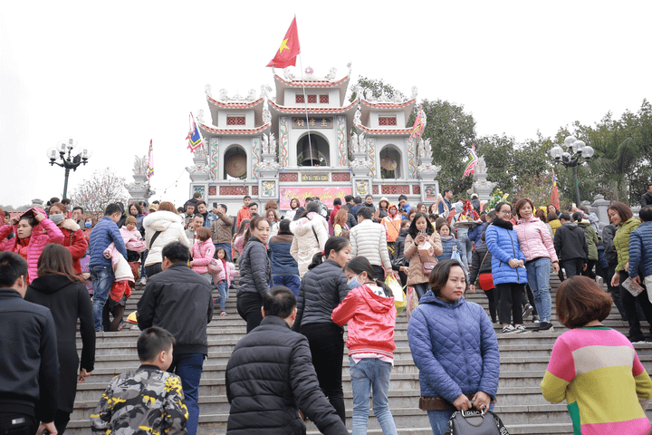 Hàng vạn người chen chân 'vay nợ' Bà Chúa Kho ngày mùng 5 Tết - 1