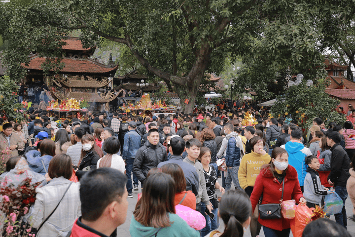 Hàng vạn người chen chân 'vay nợ' Bà Chúa Kho ngày mùng 5 Tết - 3