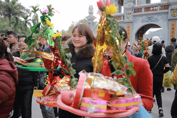 Hàng vạn người chen chân 'vay nợ' Bà Chúa Kho ngày mùng 5 Tết - 5