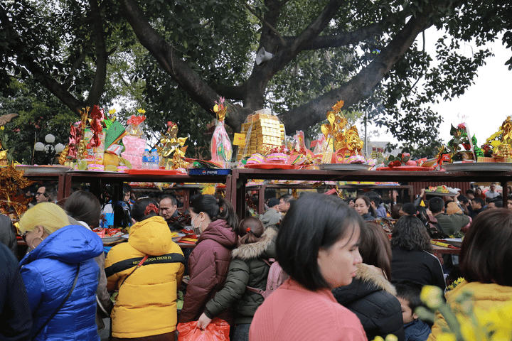 Hàng vạn người chen chân 'vay nợ' Bà Chúa Kho ngày mùng 5 Tết - 7