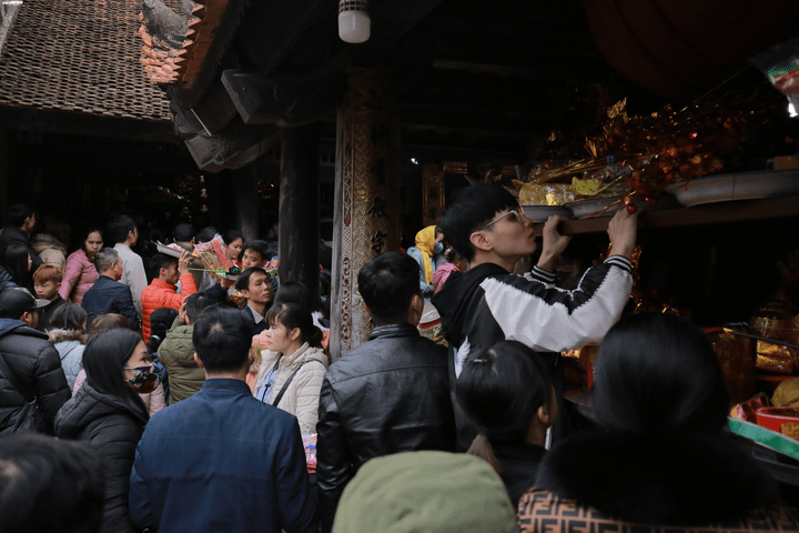 Hàng vạn người chen chân 'vay nợ' Bà Chúa Kho ngày mùng 5 Tết - 2