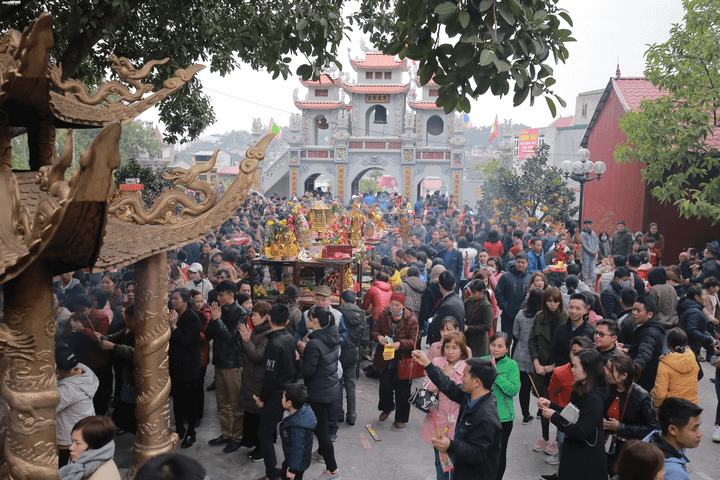 Hàng vạn người chen chân 'vay nợ' Bà Chúa Kho ngày mùng 5 Tết - 6