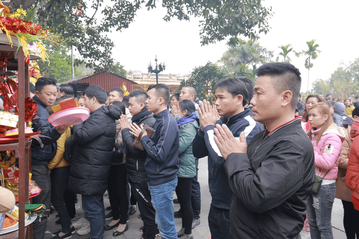 Hàng vạn người chen chân 'vay nợ' Bà Chúa Kho ngày mùng 5 Tết - 4