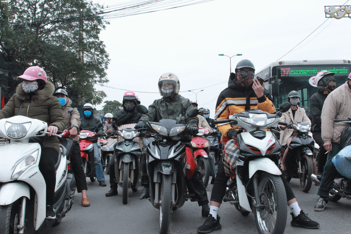 Bến xe vắng khách, trẻ nhỏ vật vã trên xe máy trở lại Hà Nội trong ngày cuối cùng nghỉ Tết - 8