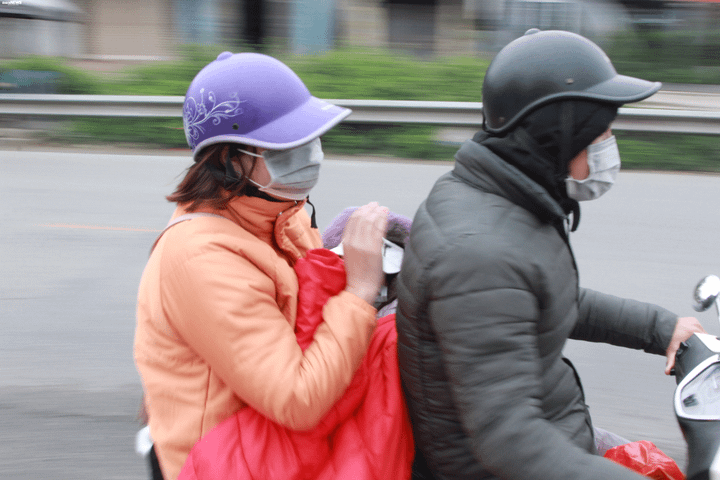 Bến xe vắng khách, trẻ nhỏ vật vã trên xe máy trở lại Hà Nội trong ngày cuối cùng nghỉ Tết - 5