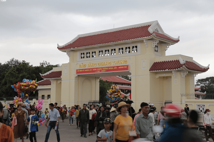 CSGT đất võ Bình Định phát nước cho khách dự lễ kỷ niệm chiến thắng của vua Quang Trung - 1