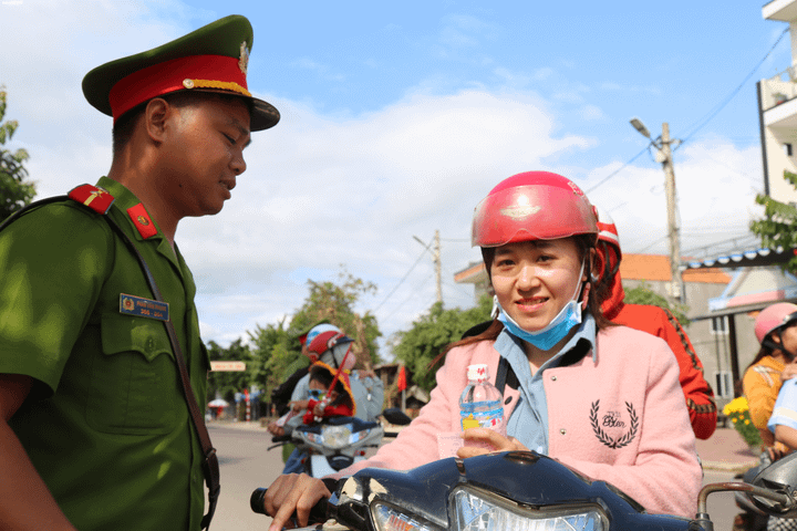 CSGT đất võ Bình Định phát nước cho khách dự lễ kỷ niệm chiến thắng của vua Quang Trung - 4
