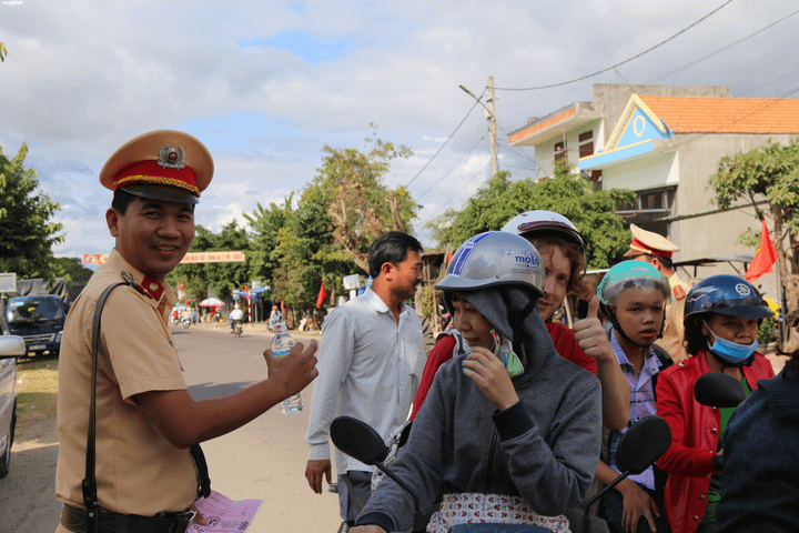 CSGT đất võ Bình Định phát nước cho khách dự lễ kỷ niệm chiến thắng của vua Quang Trung - 6