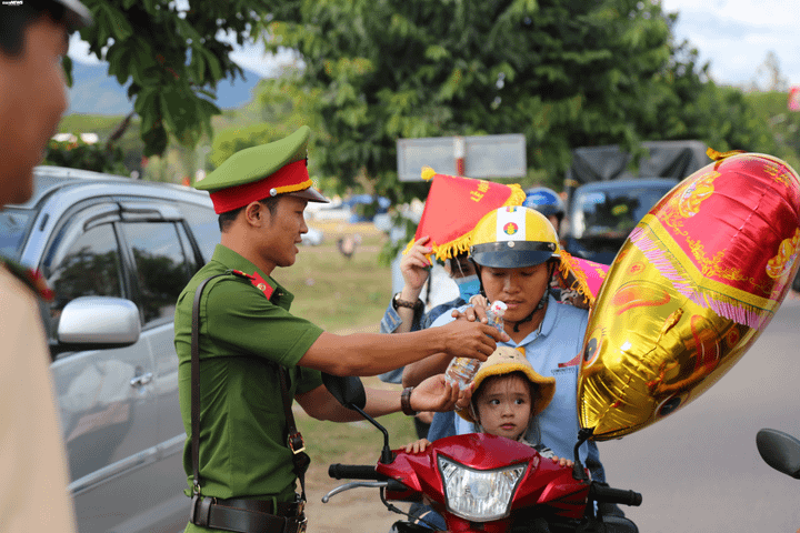 CSGT đất võ Bình Định phát nước cho khách dự lễ kỷ niệm chiến thắng của vua Quang Trung - 3