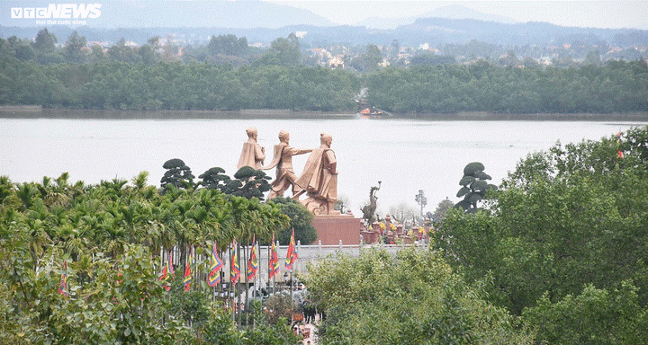 Khu di tích 'ba không' thu hút hàng nghìn du khách đến chiêm bái ngày đầu năm - 2