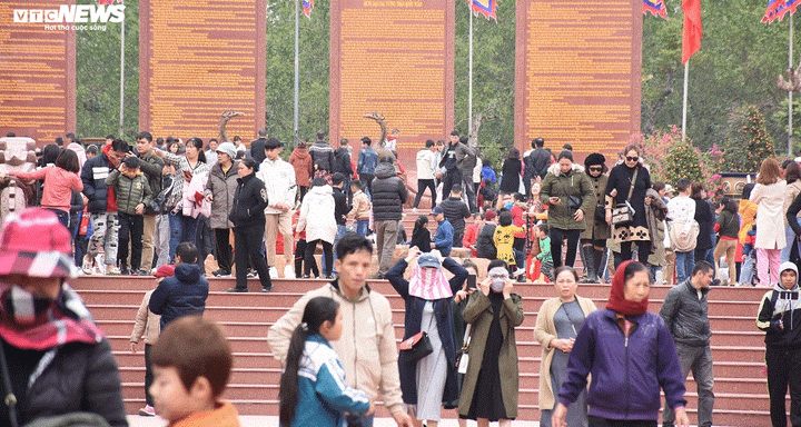 Khu di tích 'ba không' thu hút hàng nghìn du khách đến chiêm bái ngày đầu năm - 9