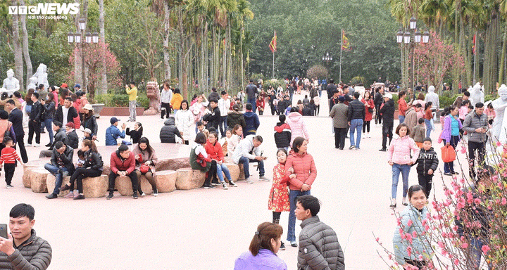 Khu di tích 'ba không' thu hút hàng nghìn du khách đến chiêm bái ngày đầu năm - 5
