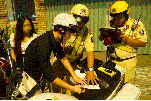 49 tài xế ở TP.HCM bị phạt do vi phạm nồng độ cồn dịp Tết - 1