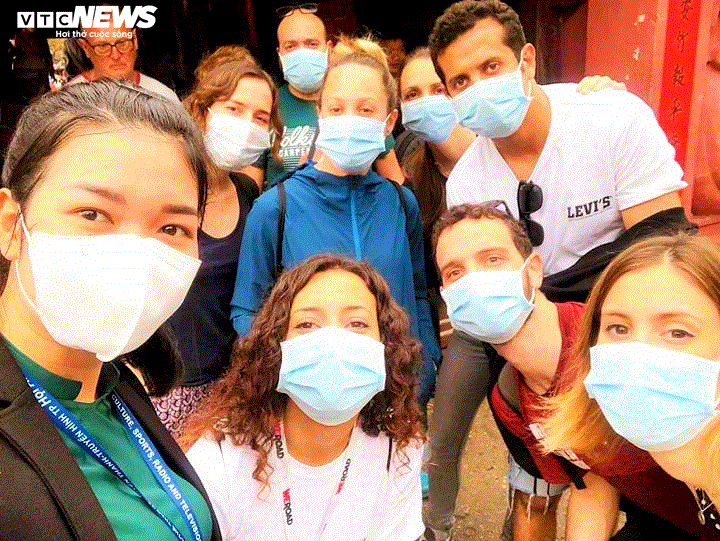 Hội An phát miễn phí khẩu trang cho du khách tham quan phố cổ - 3