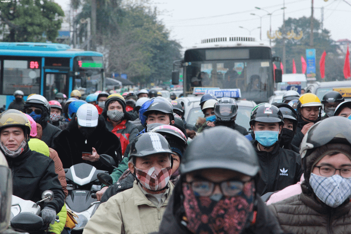 Bến xe vắng khách, trẻ nhỏ vật vã trên xe máy trở lại Hà Nội trong ngày cuối cùng nghỉ Tết - 7