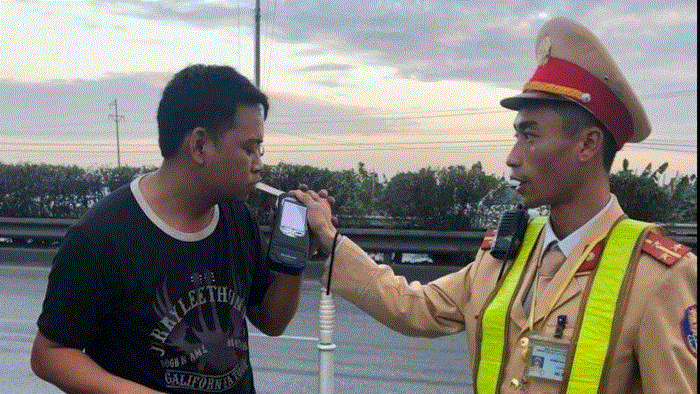 Phạt 35 triệu đồng, tước giấy phép 23 tháng tài xế vi phạm nồng độ cồn ở Hải Dương - 1