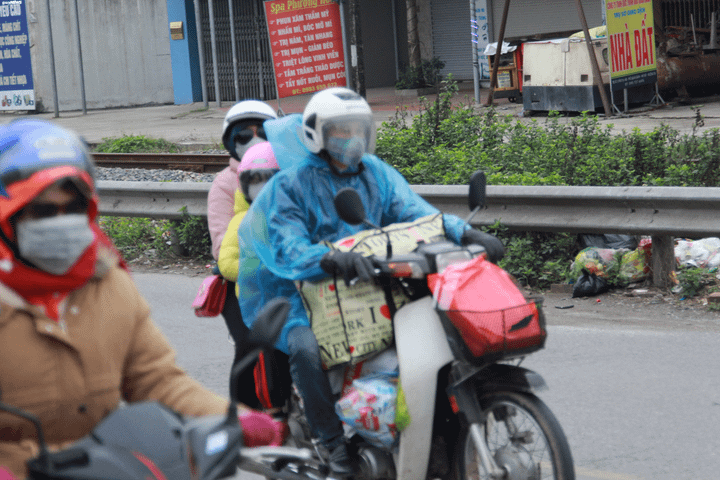 Bến xe vắng khách, trẻ nhỏ vật vã trên xe máy trở lại Hà Nội trong ngày cuối cùng nghỉ Tết - 3