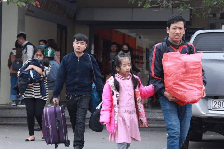 Bến xe vắng khách, trẻ nhỏ vật vã trên xe máy trở lại Hà Nội trong ngày cuối cùng nghỉ Tết - 13