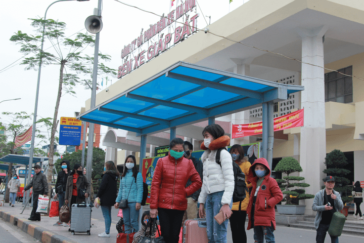 Bến xe vắng khách, trẻ nhỏ vật vã trên xe máy trở lại Hà Nội trong ngày cuối cùng nghỉ Tết - 11