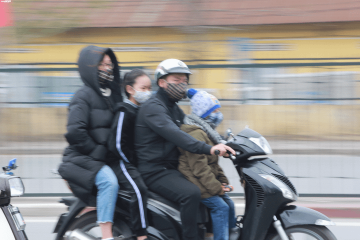 Bến xe vắng khách, trẻ nhỏ vật vã trên xe máy trở lại Hà Nội trong ngày cuối cùng nghỉ Tết - 6